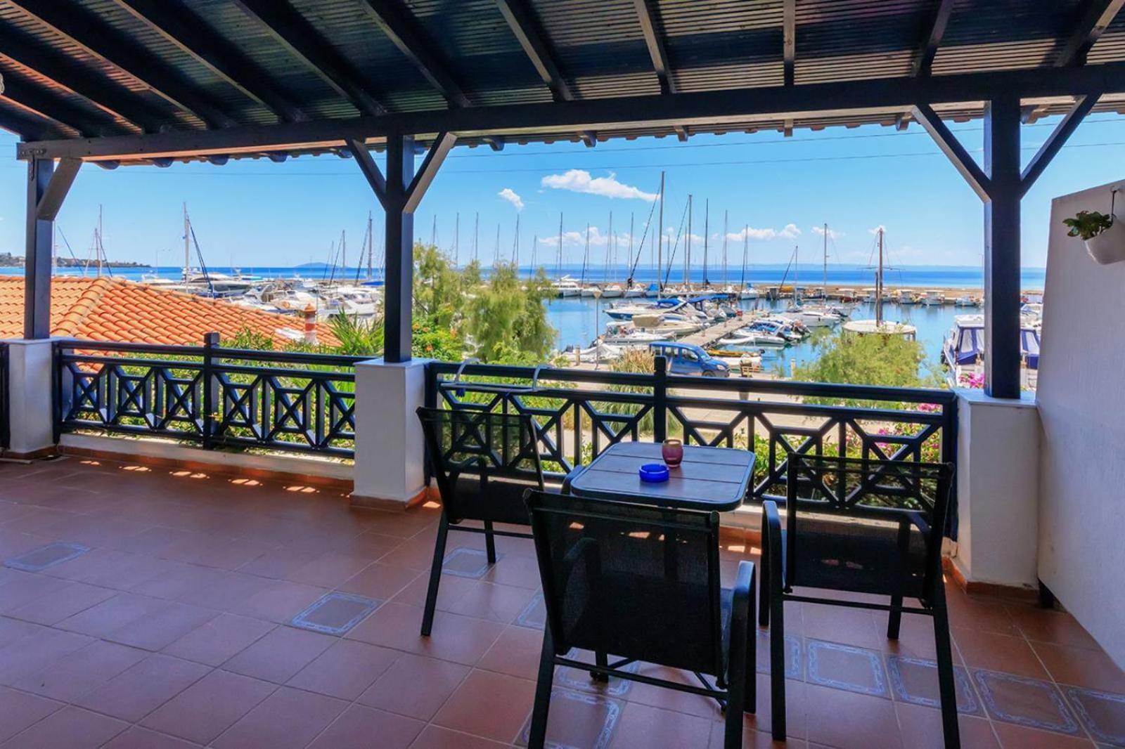 Апартаменты Nikiti Seafront Blue Экстерьер фото